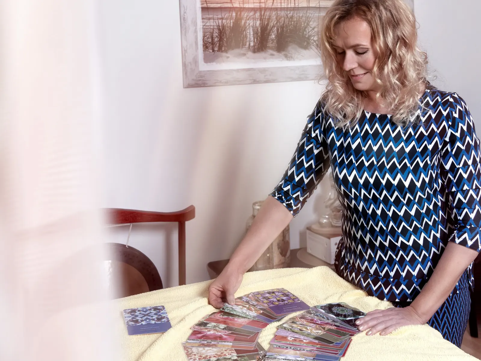 Bettina Ziperzik legt Karten auf einem gelben Tuch aus